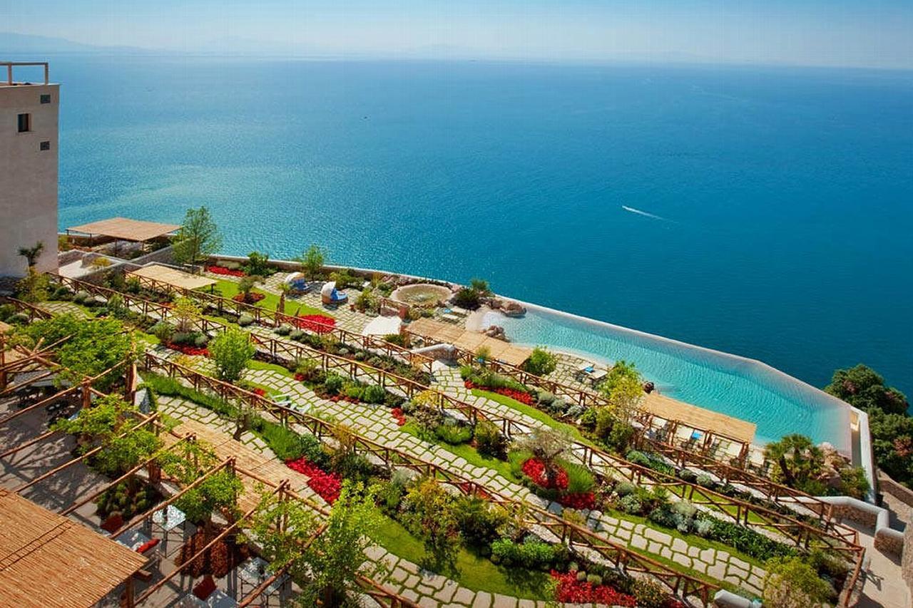 Hills Apartahotel
